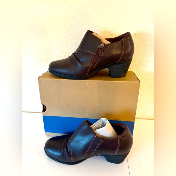 NIB Clark’s Emily 2 Bradley S 7.5 Wide Dark Brown Leather Booties - Picture 1 of 5